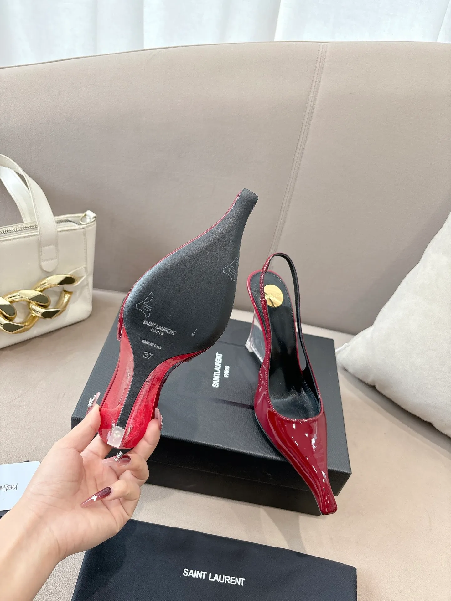 👟👟Ex-factory price 640👟👟 Yves Saint Laurent YSL 25ss/autumn and winter ready-to-wear series catwalk style high heels. The design of the toe and transparent heel, the final effect is quite impressive. Only YSL understands women's hearts best and does not accept refutation. It is a super invincible feminine artifact and a must-have for women (z-product full-body customization, own molded hardware accessories, perfect consistency) ✔ Upper: imported cow patent leather ✔Inner lining: imported goatskin ✔Sole: imported genuine leather outsole ✔Heel height: 10.5cm ✔Number of yards: 36-39 (40, 41, 42 can be customized and non-returnable) (Full set of packaging)